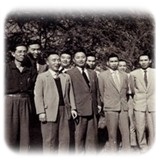 圖：西元1954年與804同事李超凡(左3)、朱炳圻(左6) 陳揚武(右1) 