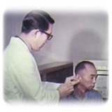 圖：紀念照片西元1971年12月31日王昌海醫師，使用生化自動分析儀對病患做檢查，圖為採樣 