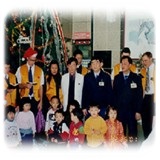 圖：紀念照片西元2001年12月25日本院志工隊舉辦耶誕節慰問病患活動，令全院住院及門診病患倍感溫馨 