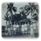 圖：紀念照片西元1948年台南三分子王啟明士官長與勤務隊弟兄在籃球場合影留念