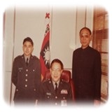 圖：紀念照片西元1985年12月31日院長王昌海少將與醫勤組組長吳昭煌少校與隨從於院長室合影 