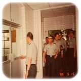 圖：紀念照片西元1986年8月5日林克炤少將與前政戰主任顧大章上校陪邊分別為金蓉蓉護理長(左1)與陳莉芳護士(右1)一同探訪ICU