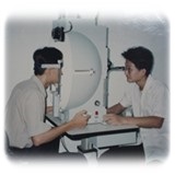 圖：紀念照片西元1992年2月1日，眼科購置儀器「眼底螢光攝影機」