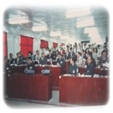 圖：紀念照片西元1993年2月12日階梯教室院長張聖原上校主持，接受行政院衛生署醫學評鑑，為區域醫院