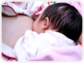 媽媽哺育嬰兒