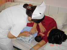 護理人員協助母親哺餵