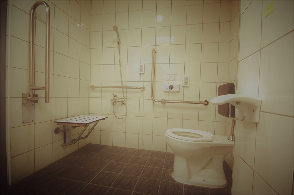 空間寬敞，配置無障礙浴廁，長輩使用更安全